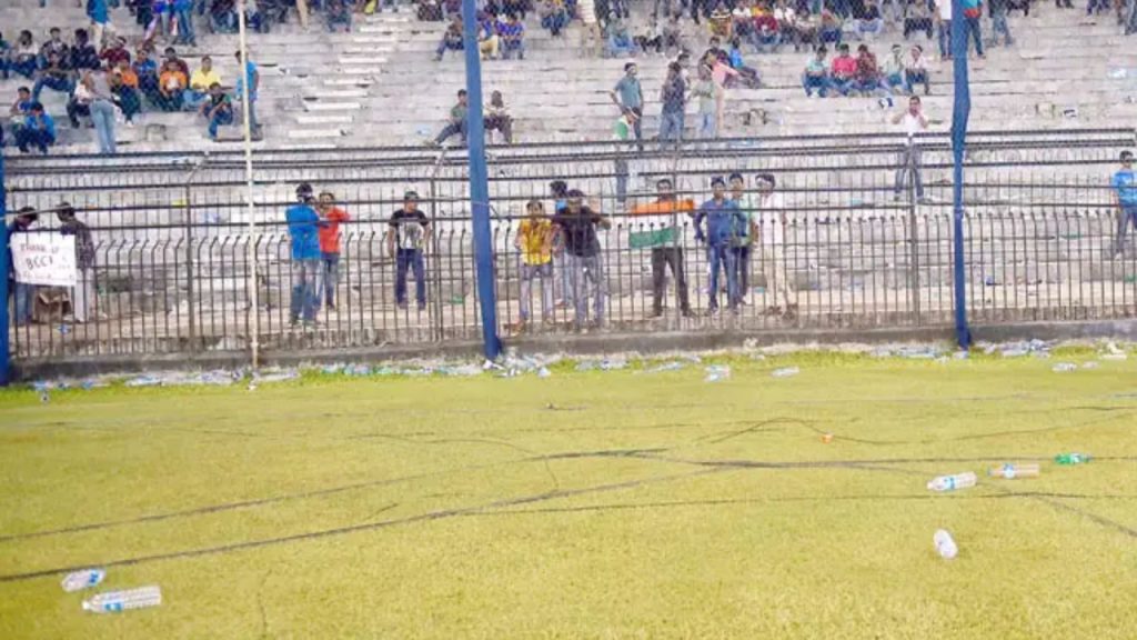 कटक की कड़वीं यादें, जब साउथ अफ्रीका के खिलाफ खेले गए मैच में दर्शकों ने खेल को किया था शर्मिंदा | Controversy at Cuttack&rsquo;s Barabati Stadium, spectators threw water...