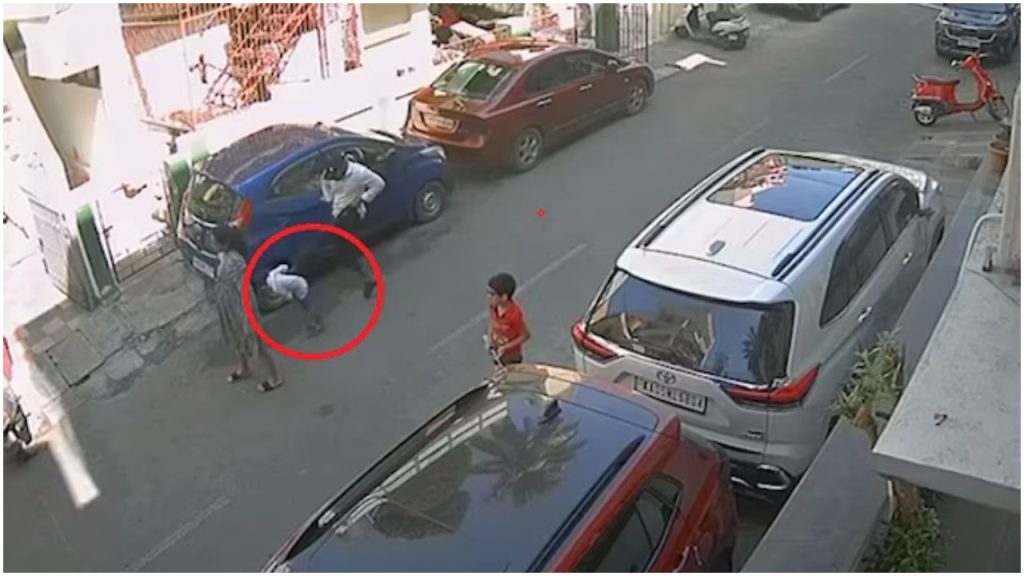 मां के साथ सड़क पर खेल रहा था बच्चा, पीछे से आया शख्स और मासूम को मारी जोरदार लात, वीडियो में कैद हुई घिनौनी हरकत | Bengaluru Man Kicks Five Year Old Boy While Playing Near Home CCTV Video...