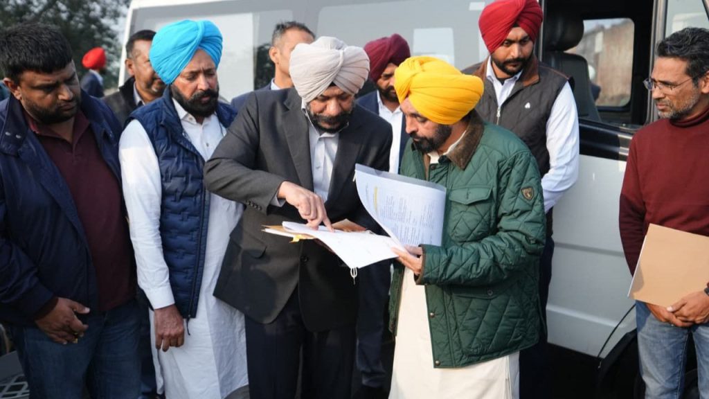 पंजाब में सड़क निर्माण में भ्रष्टाचार बर्दाश्त नहीं, भगवंत मान ने घटिया काम करने वाले ठेकेदार का भुगतान रोका | Punjab Cm Bhagwant Mann inspection road-construction contractor payment stopped in...