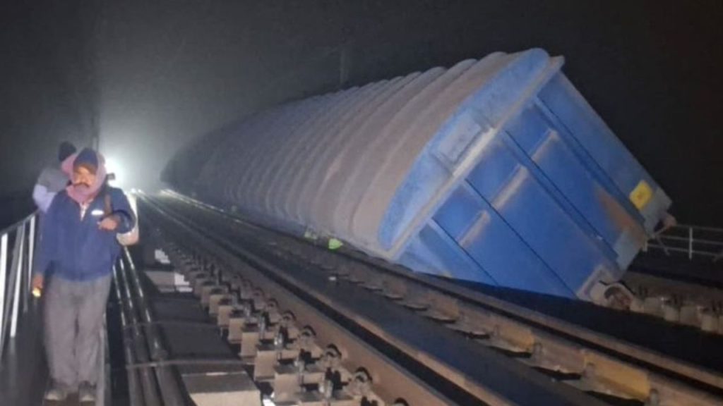 बिहार में पटरी से उतरी मालगाड़ी, नदी में गिरे कई डिब्बे; यातायात प्रभावित | cement goods Rail Accident in Jamui Train Derailed traffic...