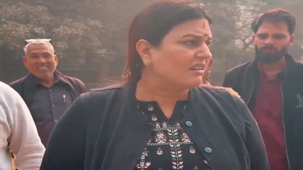 'हिंदी नहीं सीखी तो....', बीजेपी की पार्षद ने अफ्रीकी मूल के लोगों को लगाई फटकार, वीडियो हुआ वायरल | BJP councilor renu chaudhry scolds Africans for not speaking Hindi video goes...