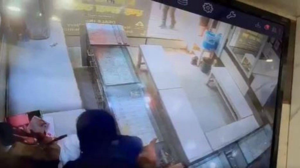 आंखों में मिर्ची फेंककर ज्वेलर पर ताबड़तोड़ चाकू से किए वार, वीडियो में देखें बहादुर बेटे ने हत्यारे को कैसे दबोचा? | Brutal murder of jeweler in Modinagar, video...