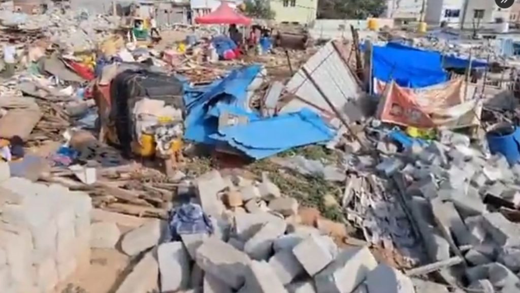 कर्नाटक सरकार ने अपनाया योगी फॉर्मुला!, बुलडोजर एक्शन में बेघर हुए 400 मुस्लिम परिवार, आलोचनाओं से घिरी कर्नाटक सरकार | Karnataka government demolished 200 houses with bulldozers in Bengaluru 400...