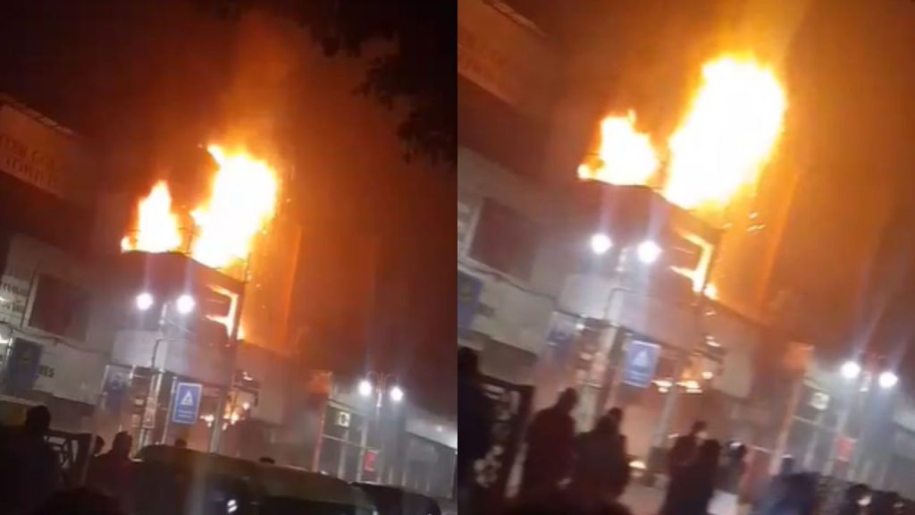 दिल्ली के चांदनी चौक इलाके में लगी भीषण आग, मौके पर पहुंची दमकल की गाड़ियां; Video आया सामने | Chandni Chowk video massive fire broke out building fire engines present at...