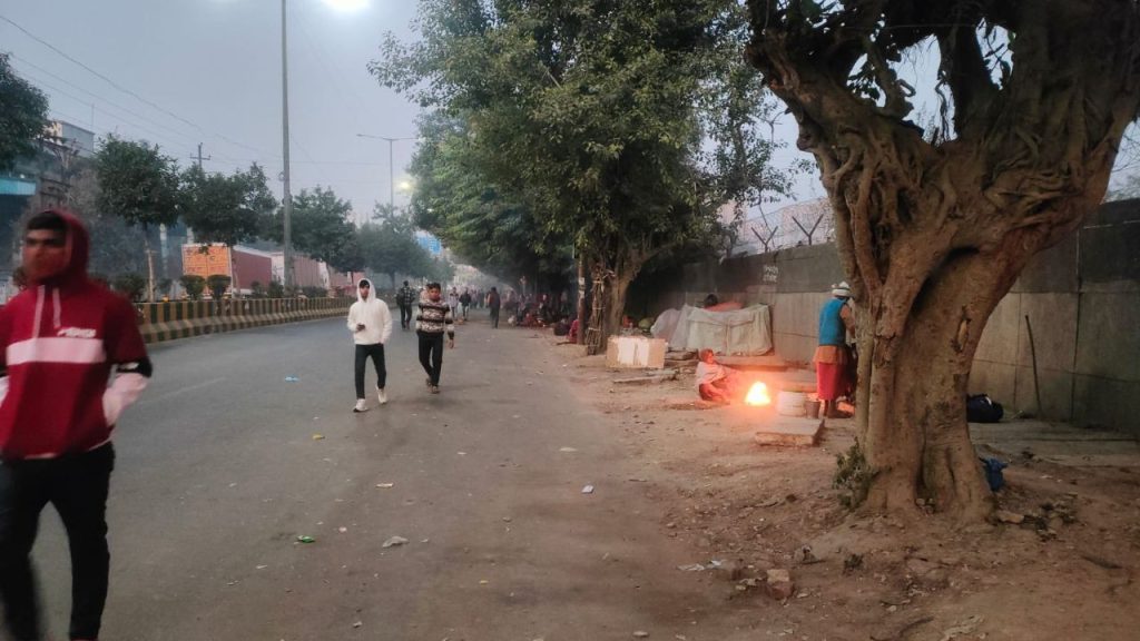 पहाड़ों से चली बर्फीली हवा ने बढ़ाई उत्तर भारत की ठंड; दिल्ली-NCR से यूपी, पंजाब, हरियाणा तक शीत लहर का अलर्ट | Cold Wave Alert as North India Freezes and South Faces Heavy...