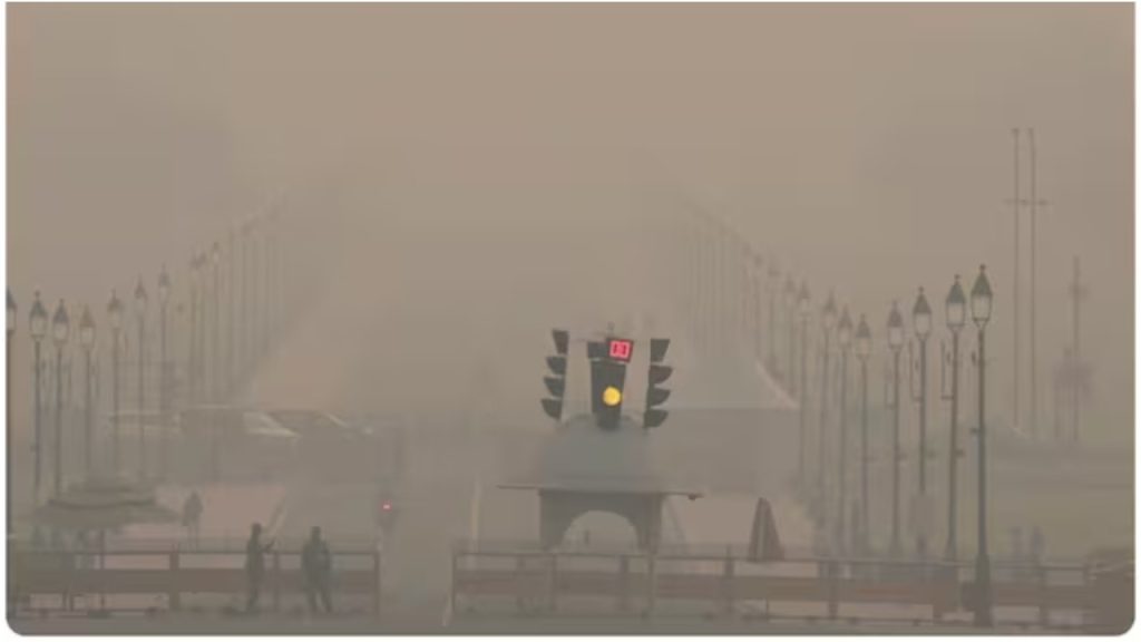 दिल्ली की हवा में घूम रहा जहर! दिल्लीवालों के लिए सांस लेना हुआ मुश्किल, इन इलाकों में एक्यूआई 300 पार | Delhi Air Quality index AQI Crosses 400 pollution hazardous zone Noida...