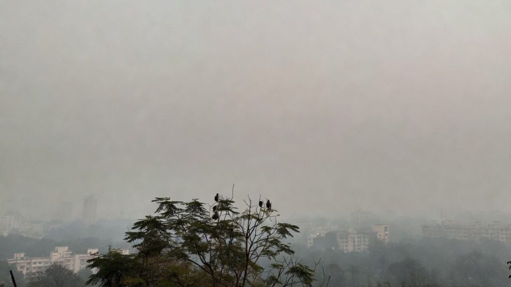 दिल्ली में फिर घिरी जहरीली धुंध, हवा में जहर, सांसों पर संकट; चेक करें आज का AQI | Delhi Air Pollution AQI Near 400 Again Toxic Smog Chokes...