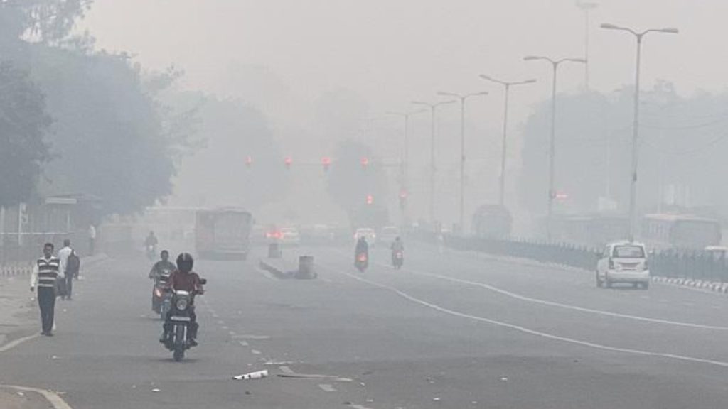 दिल्ली की सांस पर संकट, AQI 400 के पार; जहरीली हवा और घने कोहरे ने बढ़ाई आम लोगों की परेशानी | Delhi Air Pollution Severe AQI Fog Cold Weather...