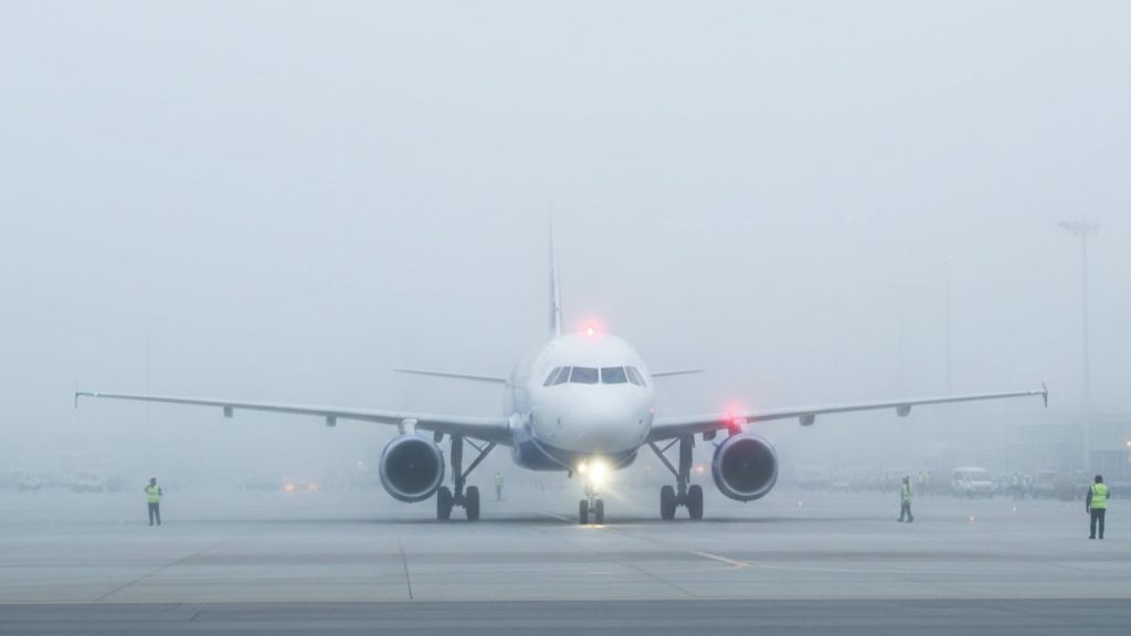 दिल्ली-NCR में घने कोहरे का असर, चपेट में एयरलाइन; IGI हवाई अड्डे ने जारी की नई चेतावनी | Delhi Fog & AQI Impact on Flights IGI Airport...