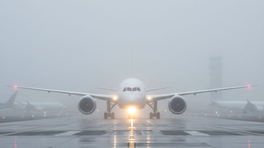 कोहरे से उड़ानों की रफ्तार पर लगा ब्रेक, आप इस तरह चेक कर सकते हैं रियल-टाइम फ्लाइट स्टेटस | Fog Disrupts Flights Here's how you can check real-time...