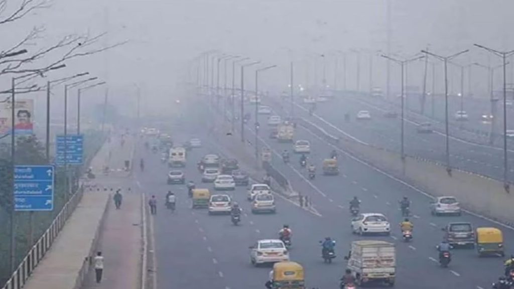 दिल्ली से हटाई गईं GRAP-4 की पाबंदियां, धूप, हवा से AQI में हुआ मामूली...