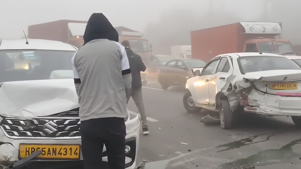 हरियाणा के दिल्ली-सोनीपत मार्ग पर घने कोहरे का कहर, कई गाड़ियों की टक्कर | Delhi Sonipat road in Haryana several vehicles collide injuring people Dense fog...