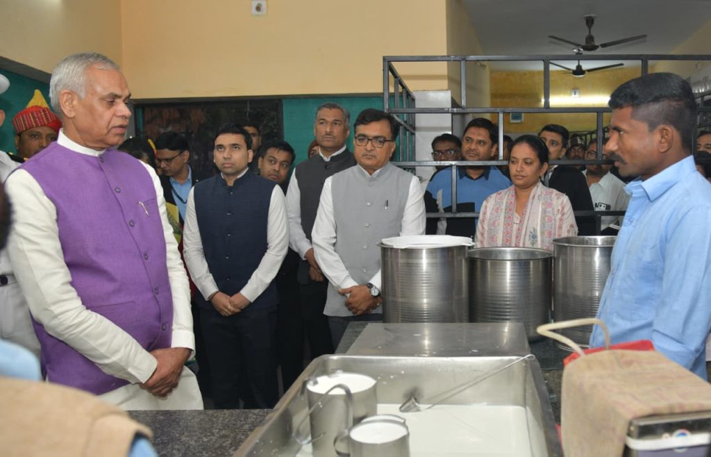 દેથલી દૂધ ઉત્પાદક સહકારી મંડળીની મુલાકાત રાજ્યપાલે લઈ દૂધ ઉત્પાદકો સાથે… દેથલી દૂધ ઉત્પાદક સહકારી મંડળીની મુલાકાત રાજ્યપાલે લઈ દૂધ ઉત્પાદકો સાથે...