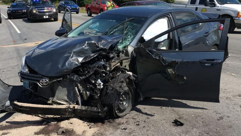 तेज रफ्तार ट्रक से टकराई कार, धनबाद में एक ही परिवार के तीन लोगों की मौत | Dhanbad car accident mother son and granddaughter died same...