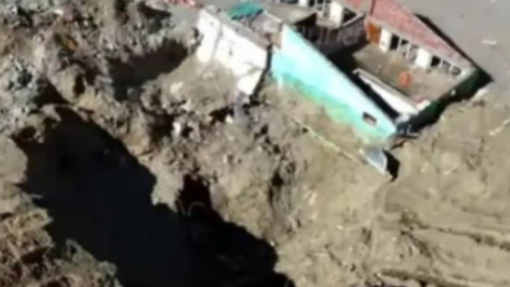 धराली आपदा के चार महीने बाद भी मलबे से निकल रही उम्मीद, दुकानदार ने खुद खोदकर ढूंढे दो लाख रुपये | Four months after the Dharali disaster hope still shines through the rubble shopkeeper digs out...