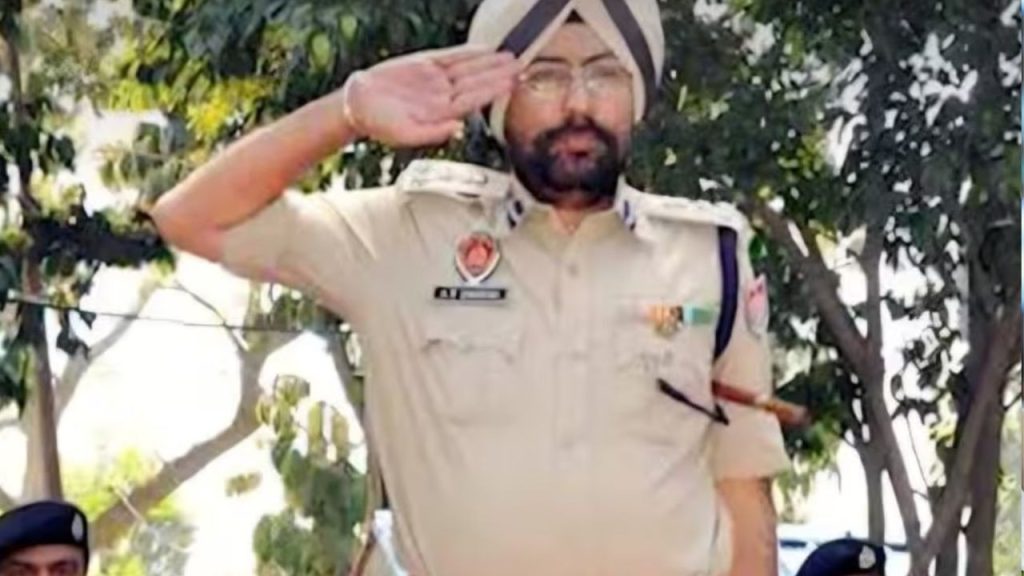 8 करोड़ की साइबर ठगी का सदमा! पंजाब के पूर्व IG अमर सिंह चहल ने खुद को मारी...