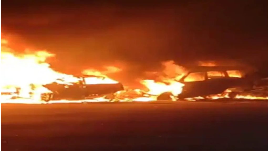 VIDEO: यमुना एक्सप्रेसवे पर भीषण हादसा, टक्कर के बाद दो कारों में लगी आग, बाल बाल बचे लोग | Yamuna Expressway Accident Two Cars Catch Fire After Collision...