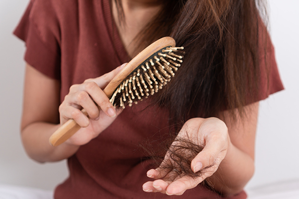 મહિલા પોલીસકર્મીએ કેન્સર પીડિત મહિલા માટે કર્યું વાળનું દાન મહિલા પોલીસકર્મીએ કેન્સર પીડિત મહિલા માટે કર્યું વાળનું દાન