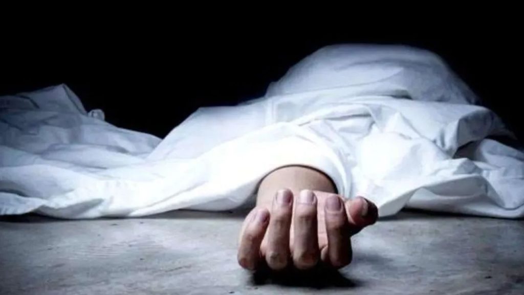 हार्ट अटैक से सड़क पर तड़पता रहा शख्स, अस्पतालों मेें भी घोर लापरवाही, पत्नी मांगती रही मदद, हुई मौत, वीडियो देख फट जाएगा कलेजा | heart attack man death video wife forced to go from hospital on...