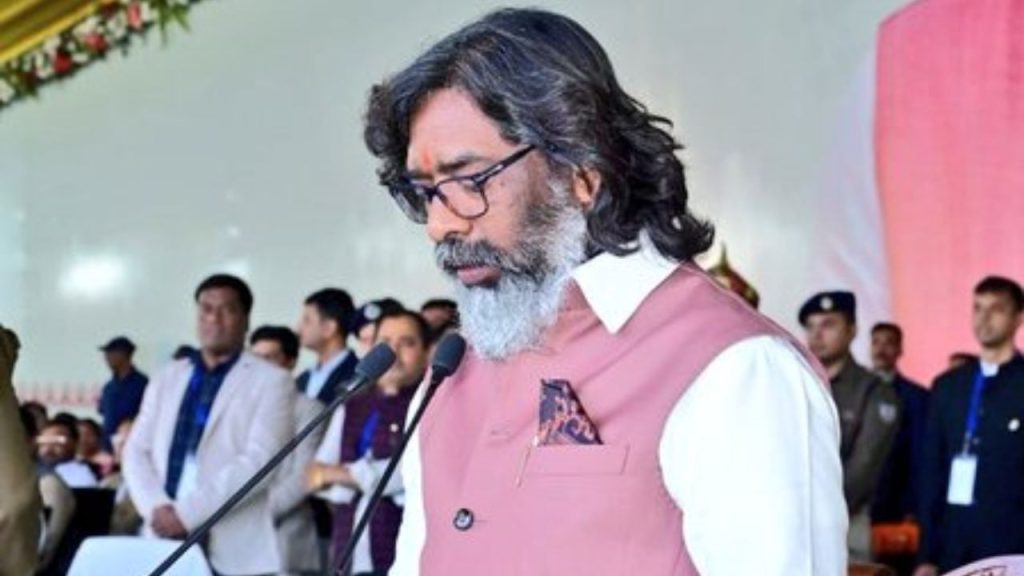 झारखंड राजनीति में उथल-पुथल, CM सोरेन के दिल्ली दौरे के बीच मरांडी&ndash;प्रदीप यादव की मुलाकात का वीडियो हुआ वायरल | Political changes in Jharkhand mysterious meeting between Marandi and Pradeep Yadav...