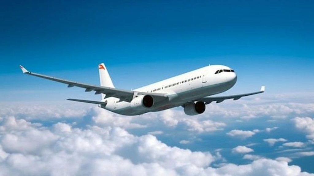 हैदराबाद हवाई अड्डे पर आने वाली 3 फ्लाइट को मिली बम की धमकी, सभी की हुई सेफ लैंडिंग | Three Flights Land Safely After Bomb Threats at Hyderabad...