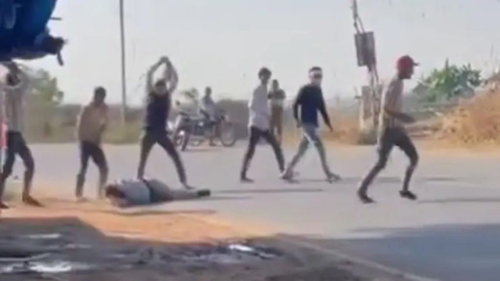 उधार सिगरेट देने से मना करने पर दुकानदार को बीच सड़क पर लाठी-डंडों से पीटा, सामने आया खौफनाक वीडियो | In Gwalior shopkeeper beaten for refusing to lend cigarettes video goes...