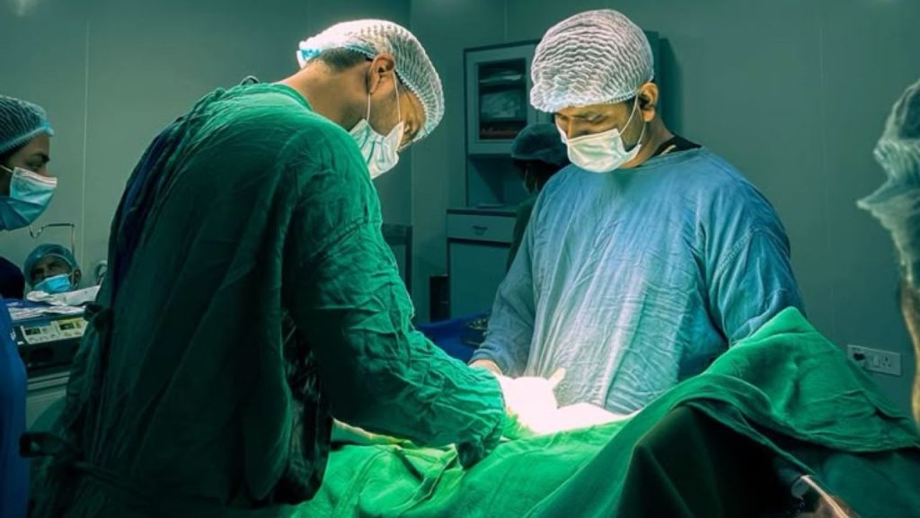 नोएडा के निजी अस्पताल में बड़ी लापरवाही, ऑपरेशन के बाद महिला के पेट में छूटा आधा मीटर लंबा कपड़ा | FIR registered against Noida doctor after a half meter long piece cloth was left inside woman's...