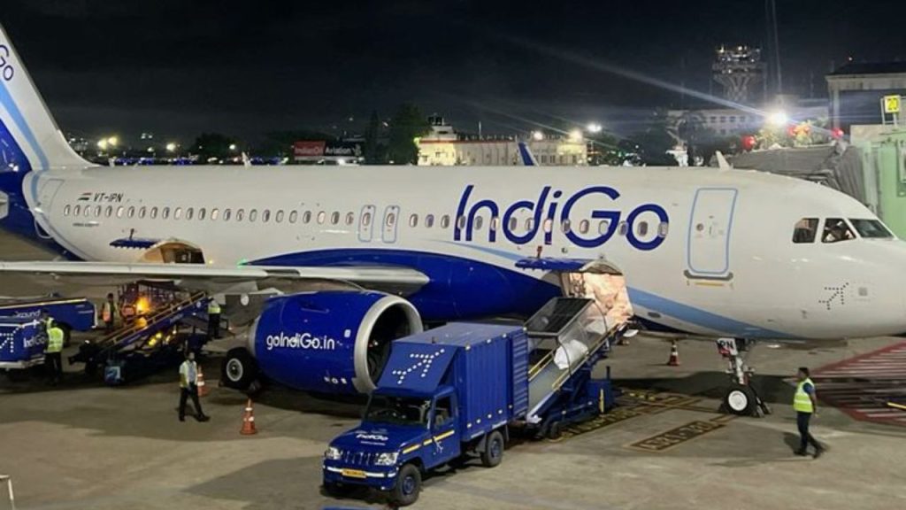 टिकट की कीमत 40,000 रुपये कैसे हो सकती है? इंडिगो की गड़बड़ी पर दिल्ली हाई कोर्ट ने केंद्र को लगाई फटकार | Delhi High Court blasted Central government over IndiGo tickets cost chaos situation...