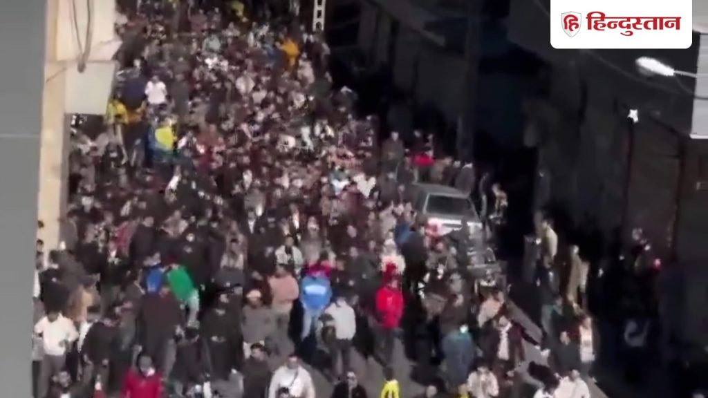 मुल्लाओं गद्दी छोड़ो&hellip; मुस्लिम देश में सरकार के खिलाफ सड़कों पर उतरे हजारों लोग, ट्रंप हैं...