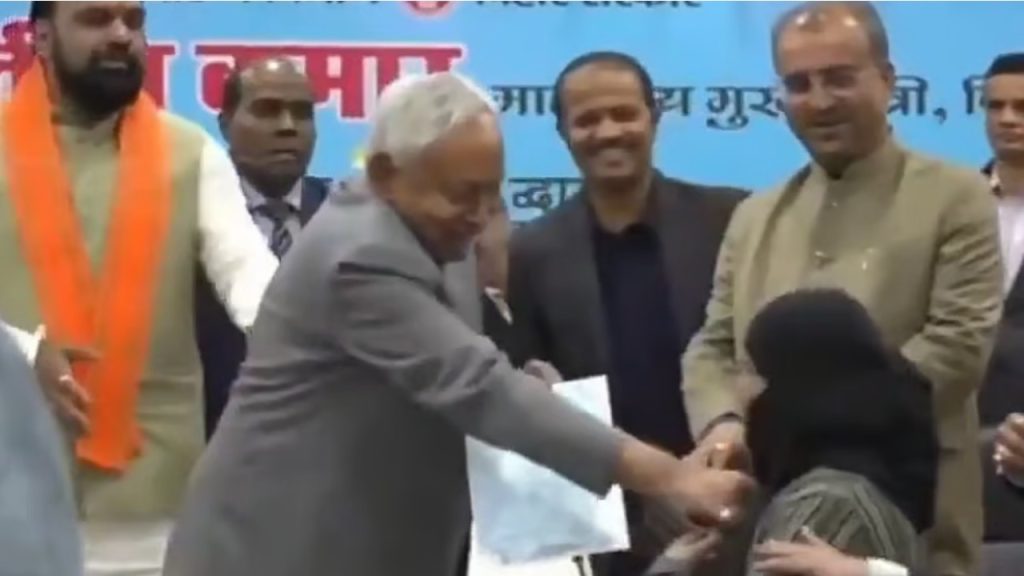 तीन लाख सैलरी, मनचाही नौकरी...नीतीश कुमार के हिजाब खींचने से चर्चा में आई मुस्लिम महिला डॉक्टर को झारखंड सरकार का ऑफर | Jharkhand Offers Job to Dr Nusrat Parveen After Bihar Hijab...