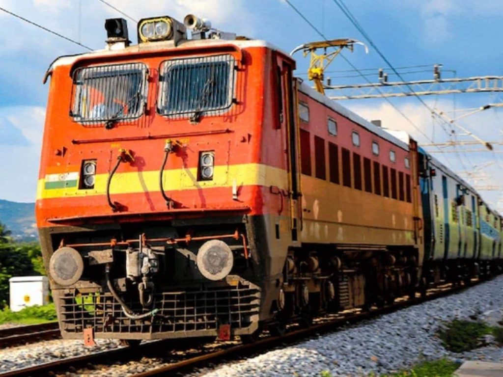 रेल यात्रियों की मौज! अब बिना स्टेशन जाए मोबाइल से ऐसे बुक करें जनरल Train Ticket, जानें सबसे आसान...