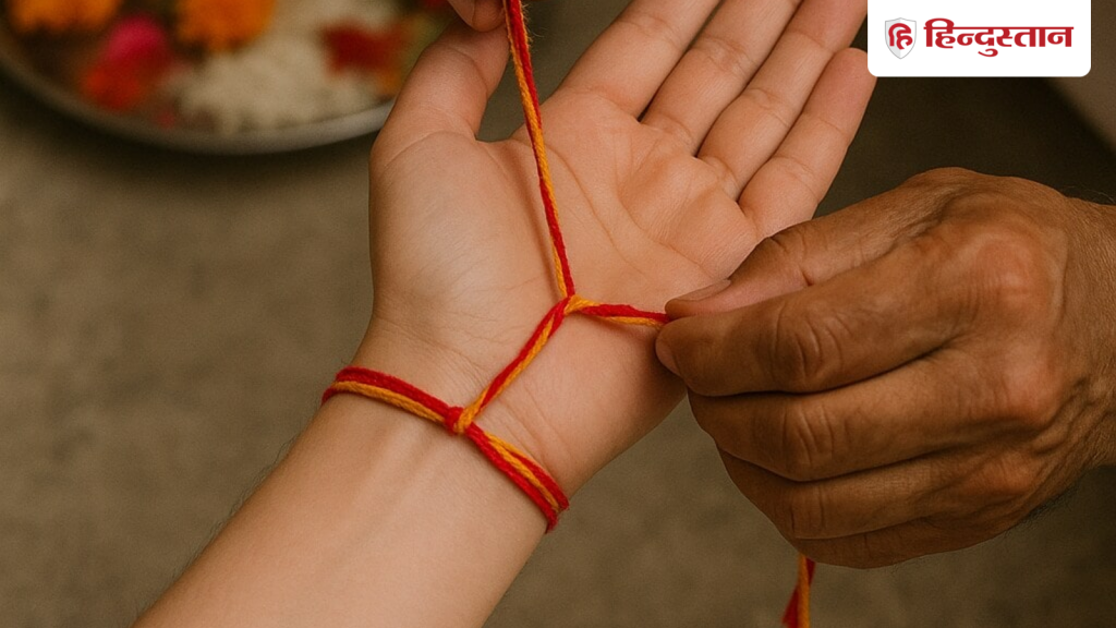 કાલાવાને કેટલા દિવસ બાંધવો જોઈએ? પહેર્યા પછી ન કરો આ ભૂલો, જાણો… कितने दिनों तक कलावा बांधना चाहिए? पहनने के बाद ना करें ये गलतियां, जानिए...