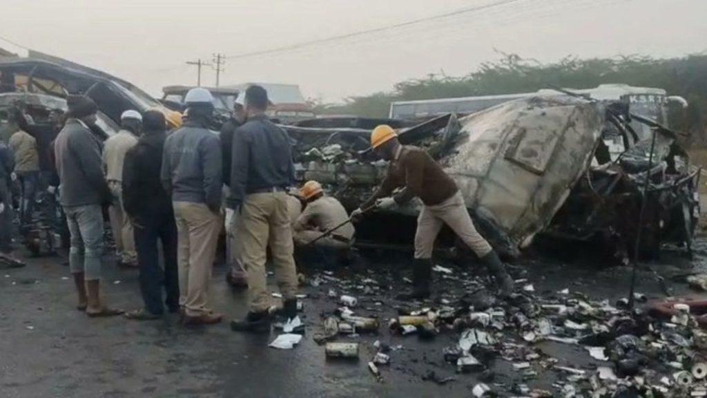 Karnataka Accident: '60-70 किमी/घंटे की रफ्तार से चला रहा बस तभी...', ड्राइवर ने बताया कैसे ट्रक से हुई भयानक टक्कर और सब कुछ होगा स्वाहा | Karnataka Bus Accident 9 Dead in Chitradurga...