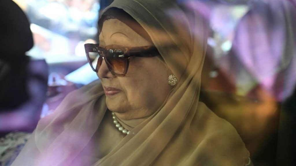 बांग्लादेश में अस्थिरता के बीच पूर्व पीएम खालिदा जिया की हालत नाजुक, इलाज के लिए लंदन एयरलिफ्ट करने की तैयारी | Khaleda Zias condition is critical preparations are underway to airlift her to...