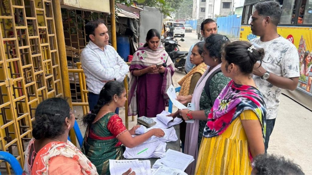 પશ્ચિમ બંગાળ SIR: 13 લાખ ફોર્મમાં માતા-પિતા સમાન છે, 1 કરોડ ફોર્મ સામે આવ્યા છે… पश्चिम बंगाल SIR: 13 लाख फॉर्म में माता-पिता समान, 1 करोड़ फॉर्म में सामने आईं गड़बड़ियां