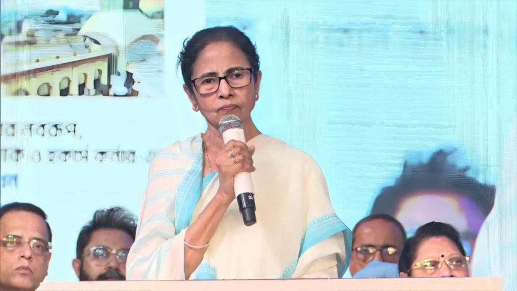 SIR को लेकर ममता बनर्जी ने महिलाओं को ललकारा, कहा- रसोई के औजार लेकर तैयार रहें