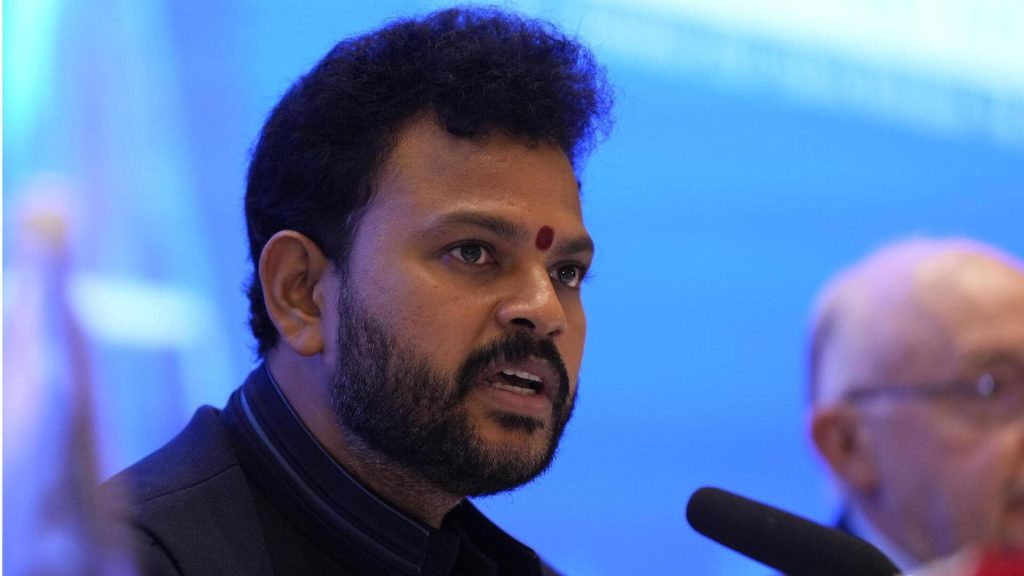 નાયડુએ ઈન્ડિગો સંકટ પર લોકસભામાં કહ્યું – રોસ્ટર નિયમો સાથે કોઈ સમાધાન નહીં, નવા… इंडिगो संकट पर नायडू लोकसभा में बोले- रोस्टर नियमों से कोई समझौता नहीं, नई एयरलाइंस लाएंगे