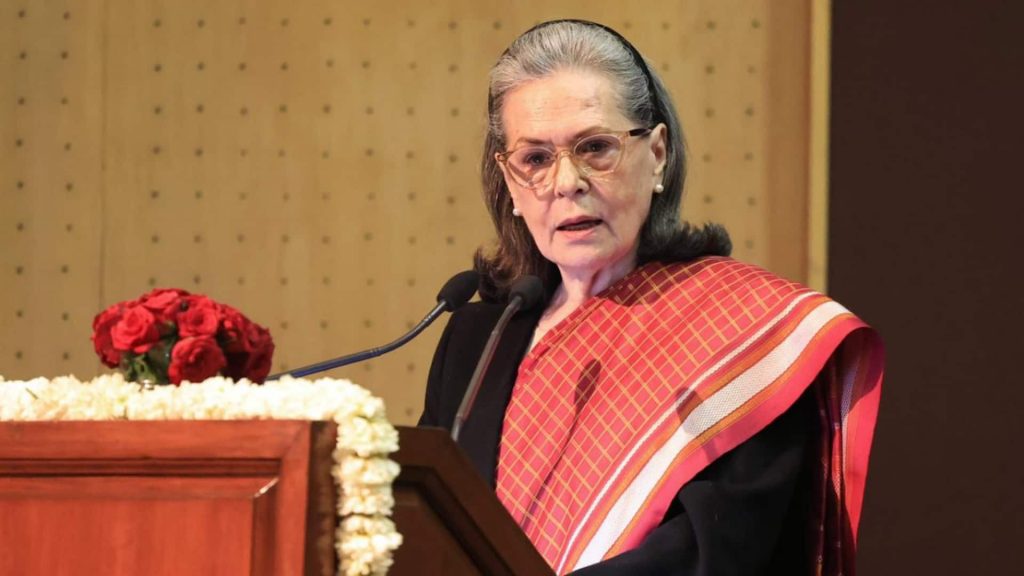 सोनिया गांधी बोलीं- सरकार नेहरू को इतिहास से मिटाना चाहती है, अपमान बर्दाश्त नहीं करेंगे