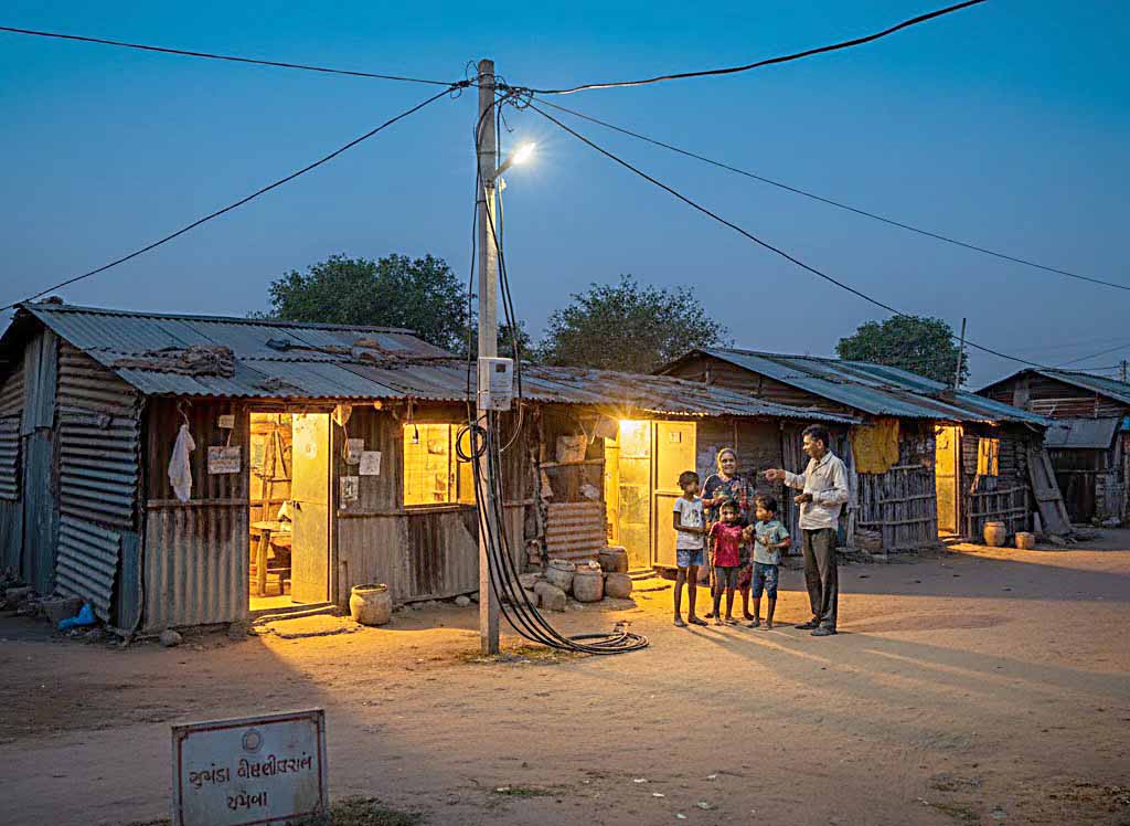 ઝૂંપડા વીજળીકરણ યોજના : રાજ્ય સરકારે 10 લાખથી વધુ ગરીબોના જીવનમાં પાથર્યો… ઝૂંપડા વીજળીકરણ યોજના : રાજ્ય સરકારે 10 લાખથી વધુ ગરીબોના જીવનમાં પાથર્યો...