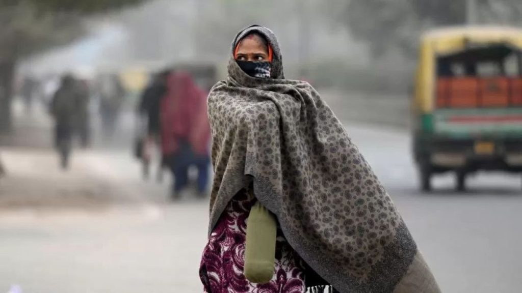 घने कोहरे और शीतलहर की चपेट में मध्य प्रदेश, 2.8&deg;C तक गिरा तापमान; ऑरेंज अलर्ट जारी | aaj ka mausam coldwave bhopal indore Shahdol temperature winter...