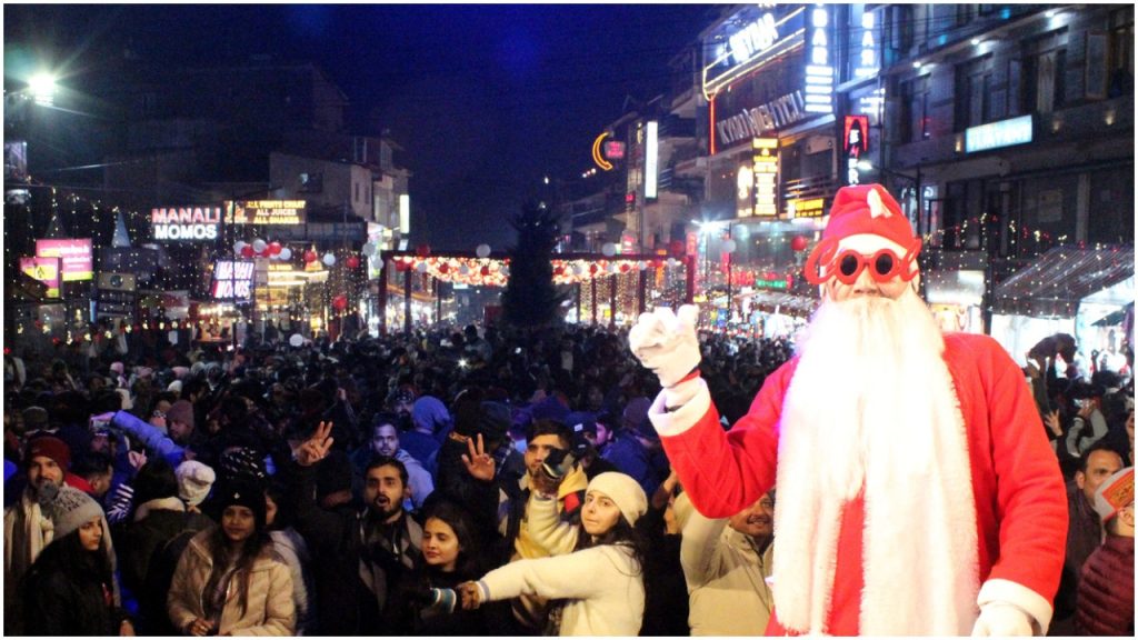 क्रिसमस मनाने मनाली की वादियों में पहुंचे लोग, हिमाचल में दिखा सैलानियों का सैलाब, 24 घंटे में 3000 से ज्यादा गाड़ियां पहुंची | Manali Sees Massive Tourist Rush on Christmas Over 3000 Vehicles...