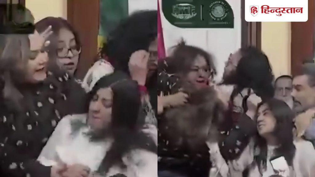 મહિલા ધારાસભ્યોએ વાળ ખેંચ્યા, અનેક મુક્કા માર્યા; લાઈવ ટેલિકાસ્ટ દરમિયાન વિધાનસભા બની હતી અખાડો;… महिला विधायकों ने खींचे बाल, खूब चले घूंसे; LIVE टेलीकास्ट के दौरान विधानसभा बना अखाड़ा;...