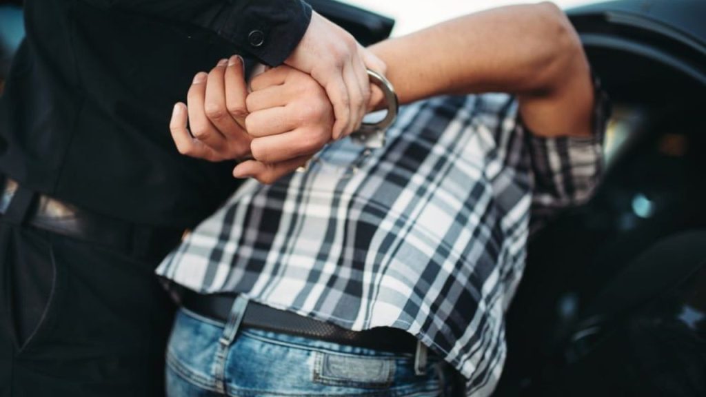 लड़कियों ने मनचले को सिखाया सबक, बीच सड़क पर की घेरकर पिटाई; 15 दिन से कर रहा था परेशान | Girls Catch Molester in Barwani Students Show Courage Against Harassment Eve Teaser...