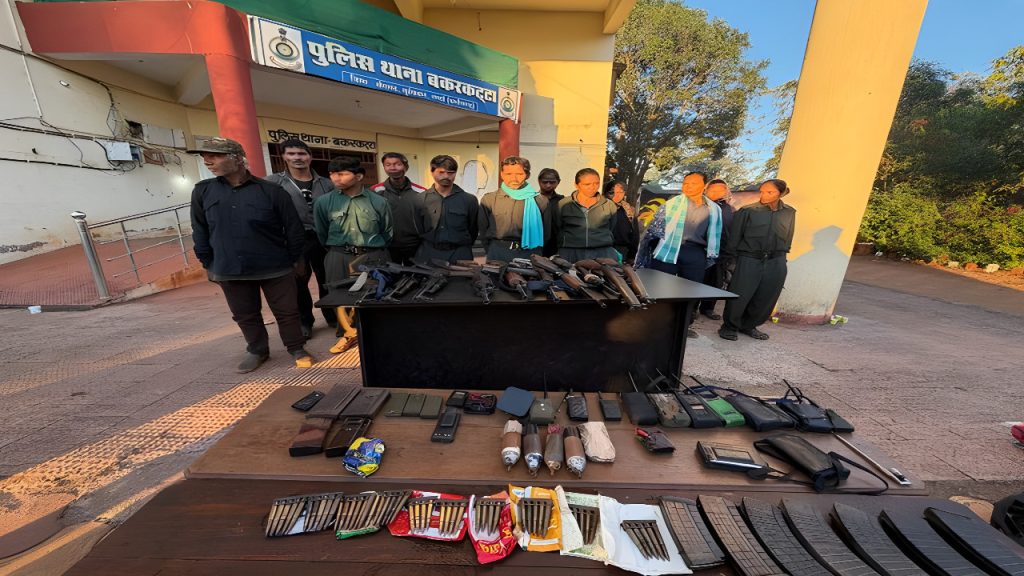 कुख्यात नक्सली रामधर मज्जी ने पुलिस के सामने किया सरेंडर, महाराष्ट्र, MP और छत्तीसगढ़ नक्सल-मुक्त घोषित | Top Naxalite Ramdher Majjhi surrender these states declared Naxal...