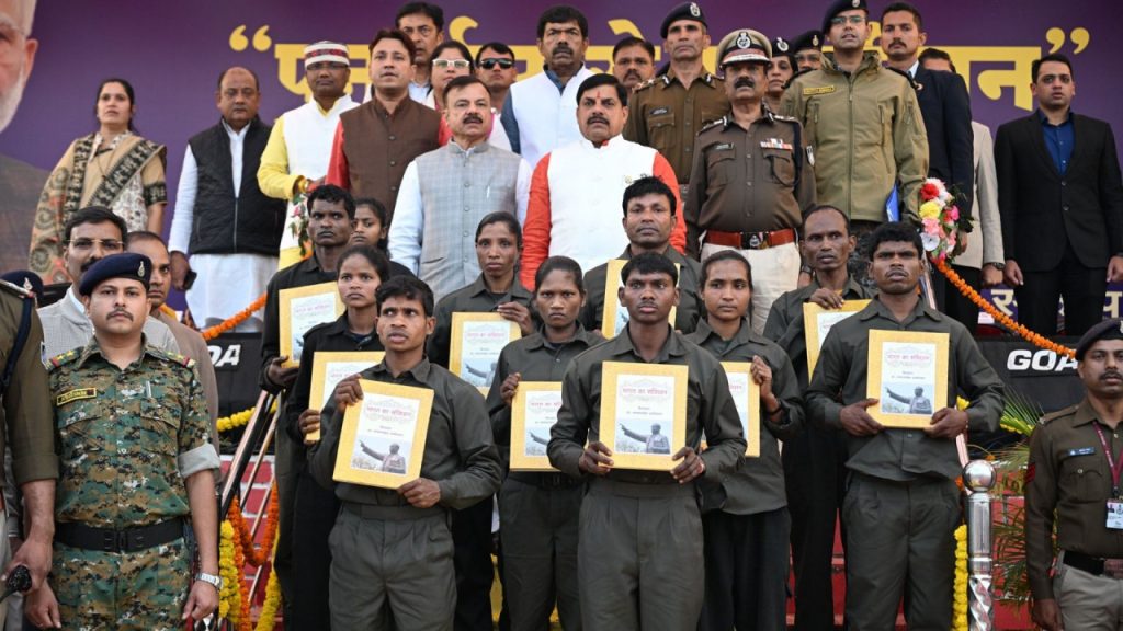 मध्य प्रदेश में सबसे बड़ा नक्सली सरेंडर, 10 ने सीएम मोहन यादव को सौंपे हथियार | 10 Naxalites surrender in Madhya Pradesh hand over weapons to CM Mohan...