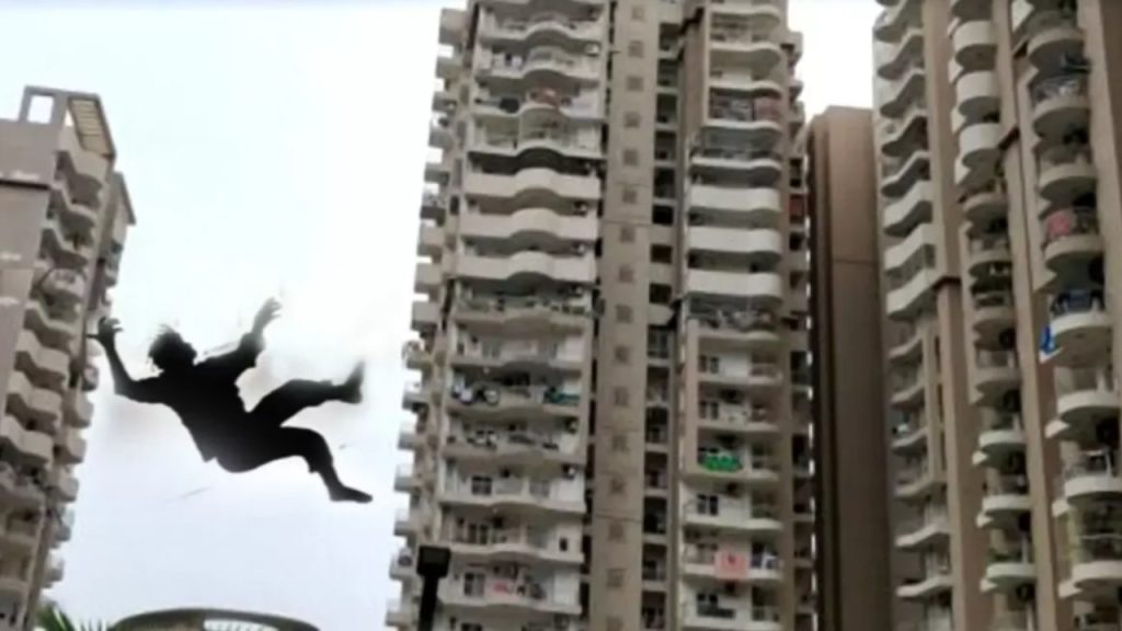 ग्रेटर नोएडा के हाईराइज सोसाइटी में 27 वर्षीय युवक ने कूदकर दी जान, मचा हड़कंप | 27-year-old man committed suicide by jumping from a high-rise building in Greater...