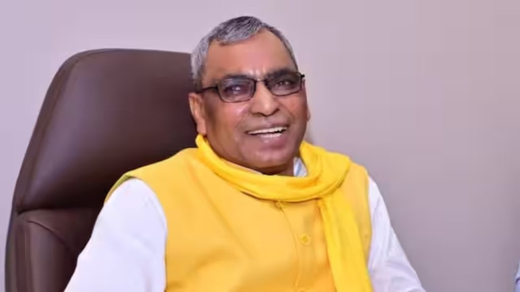 उन्नाव रेप पीड़िता की सुरक्षा के सवाल पर 'बेशर्म हंसी', वीडियो में देखें ओपी राजभर ने कैसे किया कुलदीप सेंगर का बचाव | op-rajbhar-mocks-unnap-rape-survivor...