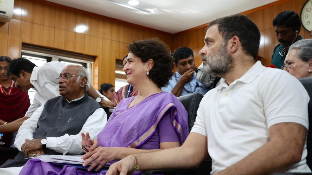 'फिसल रही सदियों पुरानी विरासत, प्रियंका को सौंपे कमान..' भाई-बहन की टीम का तनाव खुलकर आया सामने, पूर्व MLA ने सोनिया गांधी को लिखा पत्र | Team Rahul vs Priyanka BJP alleges Congress Kharge...