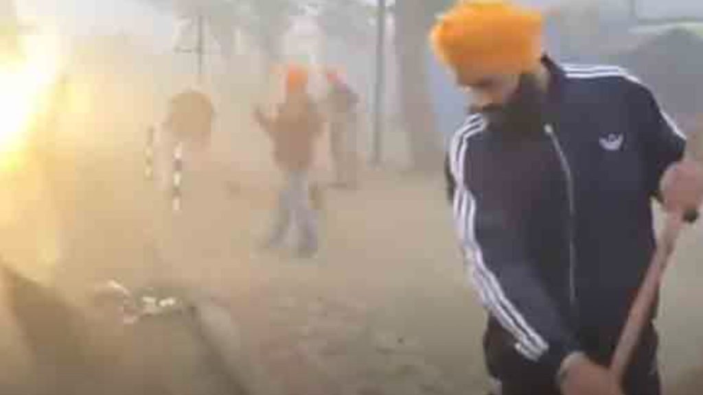 तीन पवित्र शहरों को होली सिटी घोषित करने के बाद पंजाब सरकार की सेवा भावना, फतेहगढ़ साहिब में आप विधायक सेवा करते दिखे | After declaring three holy cities as sacred Punjab government spirit of...