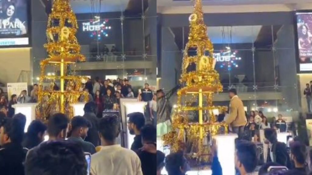 इंदौर में दक्षिणपंथी कार्यकर्ताओं ने तोड़ा क्रिसमस ट्री, लगाए जय श्री राम के नारे; वीडियो वायरल | Right-wing activists vandalise Christmas tree in Indore, chant Jai Shri Ram; video goes...